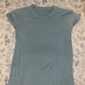 lululemon athletica Light Blue

SLIGHT FADING UNDER ARMPITS